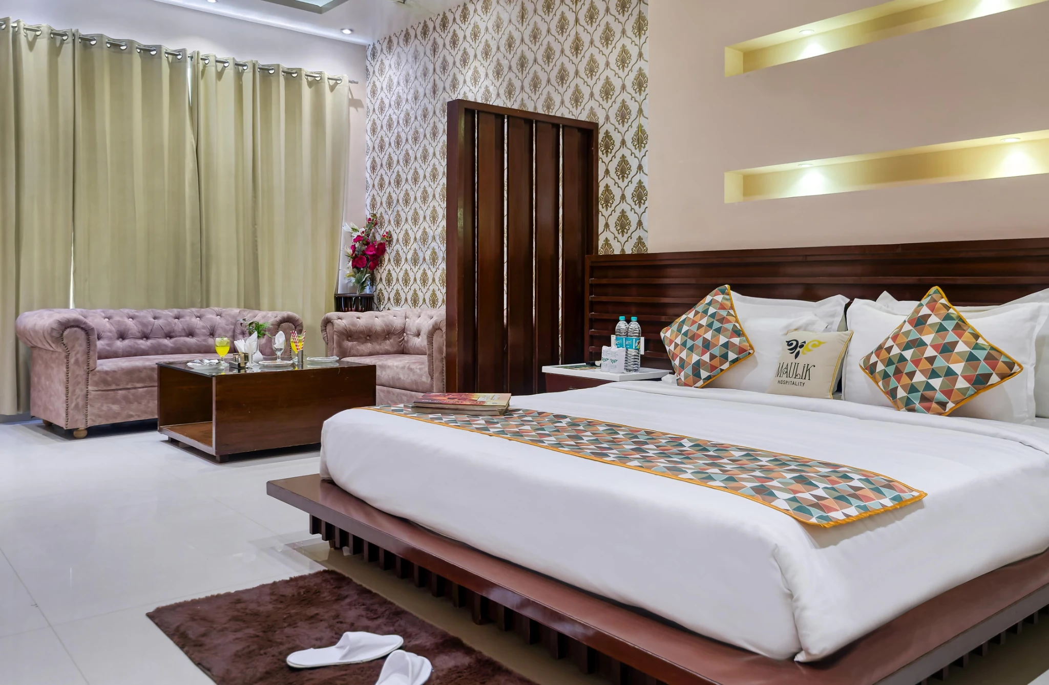 DELUXE ROOM